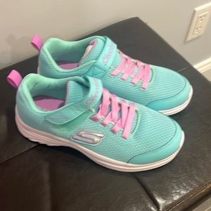 Kids sketchers size 4